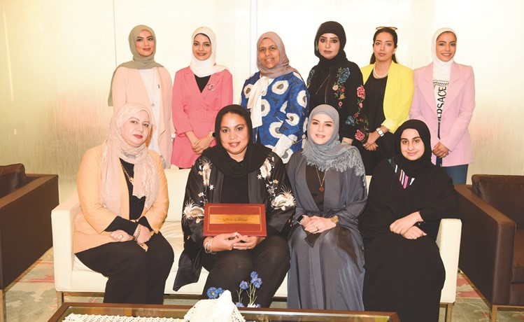 د.أيانا كوبر مع ممثلات عن قطاع المناهج التربوية في وزارة التربية﻿