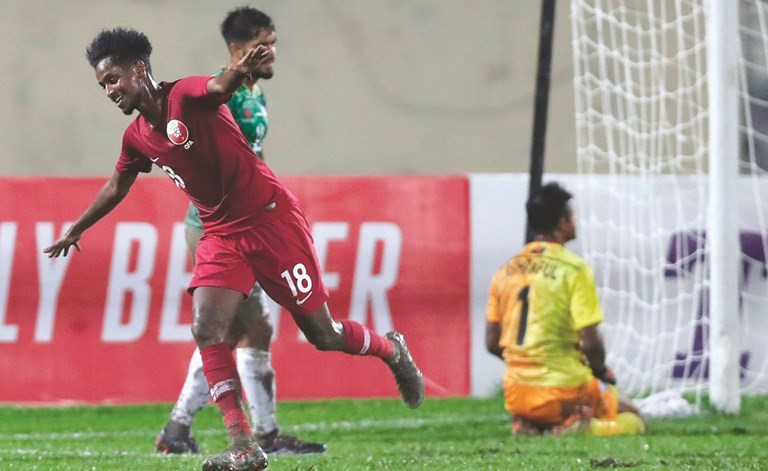 فرحة لاعب قطر يوسف عبدالرزاق بهدف في مرمى بنجلاديش﻿