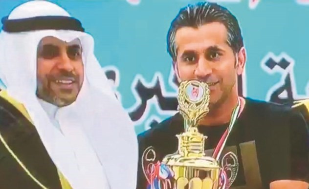 الوزير محمد الجبري يسلم سعود الكندري كأس المركز الأول﻿