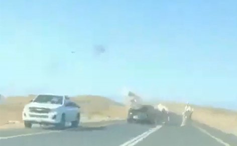 فيديو عنيف.. سيارة ترتطم بجمل سائب في السعودية