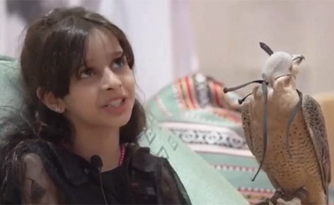 بالفيديو.. أصغر صقارة في معرض الصقور السعودي تعلم الأطفال التعامل مع الطيور