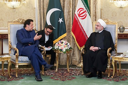 الرئيس الإيراني حسن روحاني خلال لقائه رئيس الوزراء الباكستاني عمران خان 