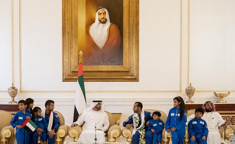بالفيديو والصور.. تفاعل حكام ووزراء الإمارات مع عودة أول رائد فضاء وطني