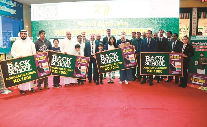 ﻿لقطة تذكارية مع الفائزين بجوائز حملة العودة إلى المدرسة في لولو هايبر ماركت ﻿