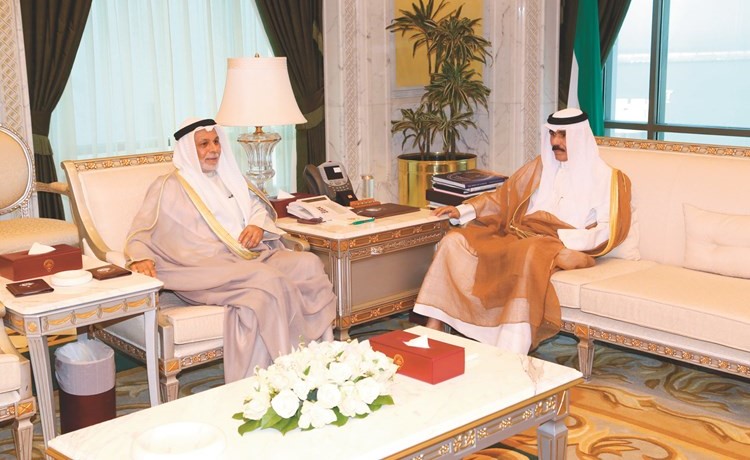 سمو نائب الأمير مستقبلا المستشار يوسف المطاوعة﻿