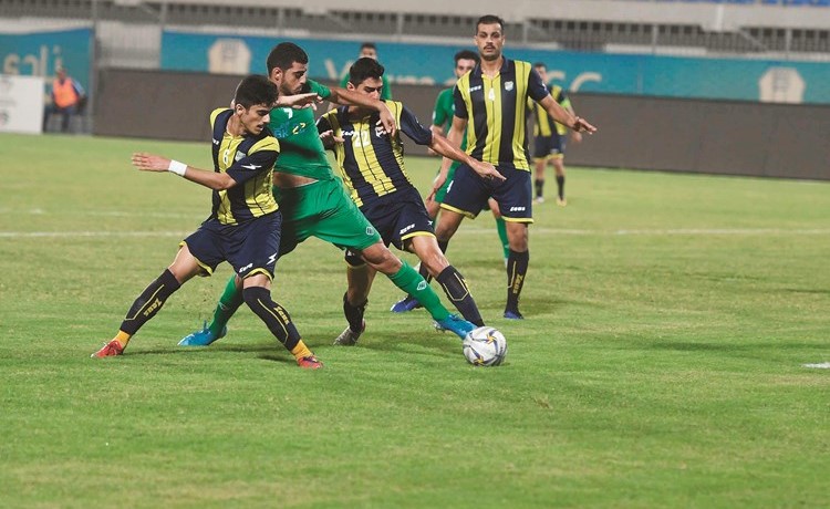 الساحل تفوق على العربي بالضغط على حامل الكرة	(محمد هاشم)﻿