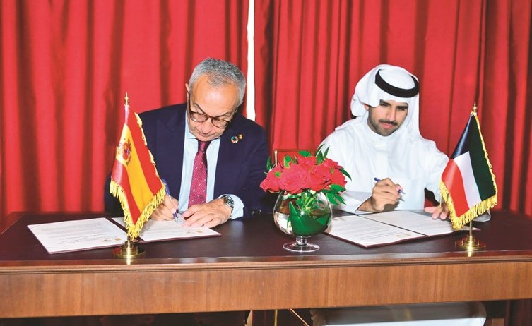 الشيخ فهد الناصر خلال توقيع الاتفاقية مع أليخاندرو بلانكو﻿
