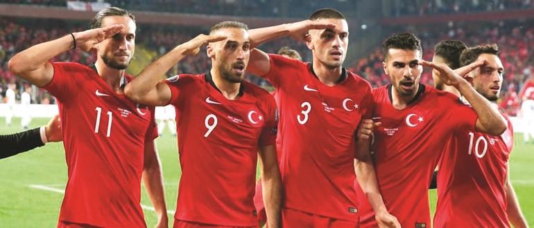 «الاتحاد الأوروبي» ينظر  في تحية الأتراك العسكرية