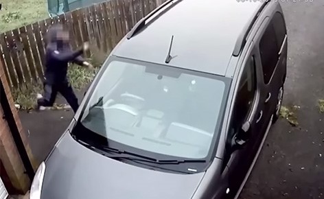 بالفيديو.. لص فاشل حاول سرقة سيارة فحطم وجهه