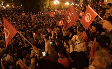 بالفيديو.. الاحتفالات تعم تونس بعد إعلان فوز قيس سعيّد في الانتخابات الرئاسية