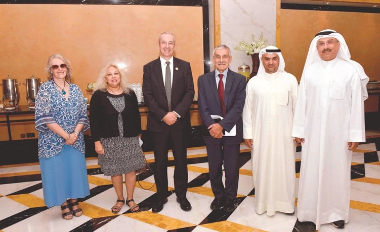 السفير البريطاني مايكل دافنبورت ود.عدنان شهاب الدين مع الحضور خلال الندوة -(متين غوزال)﻿