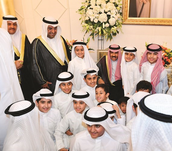 ﻿ولقطة تذكارية لسمو نائب الأمير وولي العهد مع د.نايف الحجرف وعدد من أبناء الحجرف﻿