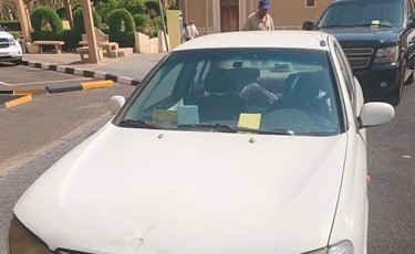 احدى المركبات وقد وضع على زجاجها الامامي ورقة المخالفة﻿