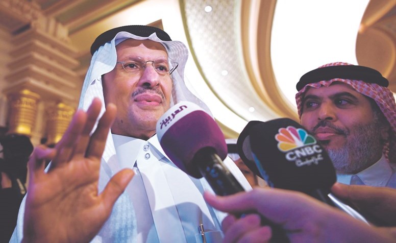 وزير الطاقة السعودي صاحب السمو الملكي الأمير عبدالعزيز بن سلمان متحدثا للصحافيين	(رويترز)﻿