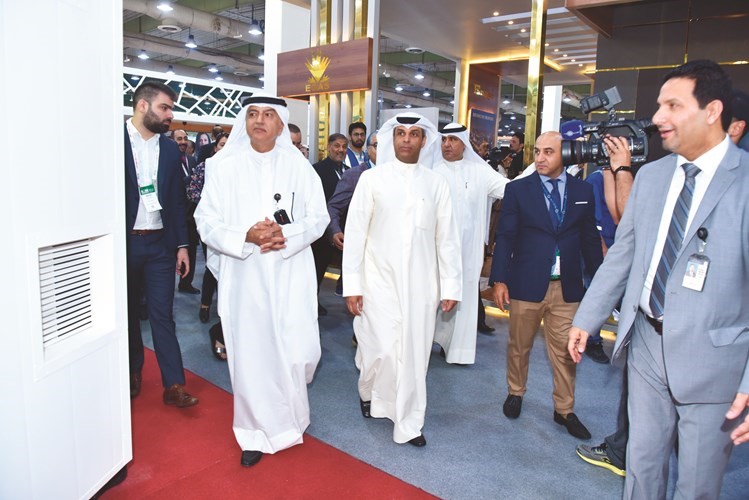 ﻿جولة للوزير الفاضل والرئيس التنفيذي لمؤسسة البترول الكويتية هاشم هاشم خلال المعرض	(ريليش كومار)﻿