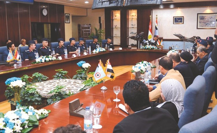 الفريق محمد عباس حلمي قائد القوات الجوية متحدثا خلال المؤتمر الصحافي﻿