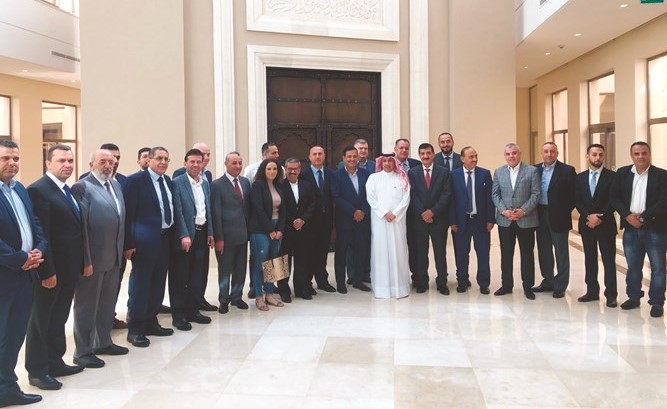 السفير عزيز الديحاني متوسطا وفدا من الإعلاميين والقانونيين﻿