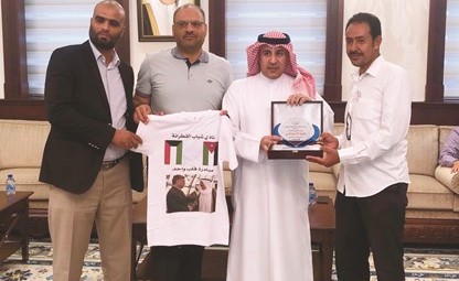 رئيس نادى شباب القطرانة الأردني الرياضي يهدي السفير الديحاني درعا تقديرية وقميصا معبرا﻿