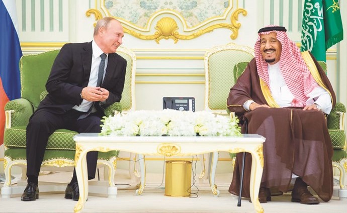 ﻿خادم الحرمين الشريفين الملك سلمان بن عبدالعزيز والرئيس الروسي فلاديمير بوتين خلال مباحثاتهما الرسمية في الرياض أمس	(واس) ﻿