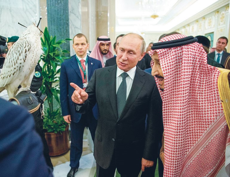 خادم الحرمين الملك سلمان بن عبد العزيز متوقفا لمشاهدة الصقر الأبيض النادر هدية الرئيس الروسي بوتين