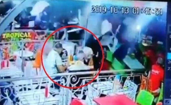 فيديو صادم.. سيارة تقتحم واجهة محل وتصطدم بالزبائن داخل مطعم في المغرب