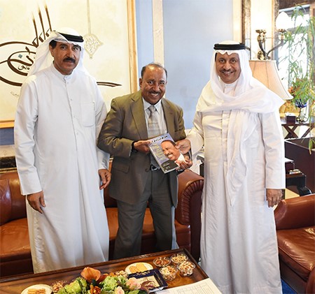 سمو الشيخ جابر المبارك خلال لقائه الحربان والشمري 
