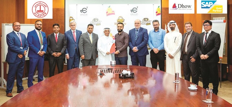مبارك ناصر الساير مع إداريي عصير تايم والساير بعد توقيع عقد الشراكة﻿