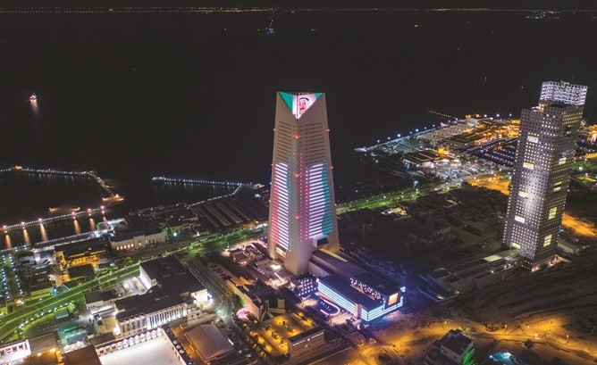 «المركزي» يشع بأنوار علم الكويت ابتهاجاً بعودة سمو الأمير