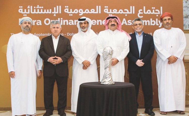 ﻿رئيس اتحاد الكرة الشيخ أحمد اليوسف مع أعضاء المكتب التنفيذي في اجتماع سابق ﻿