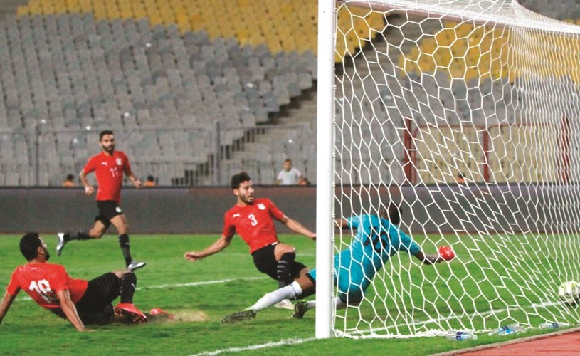 حمدي فتحي لحظة تسجيل هدف الفوز على بوتسوانا باللقاء الودي﻿