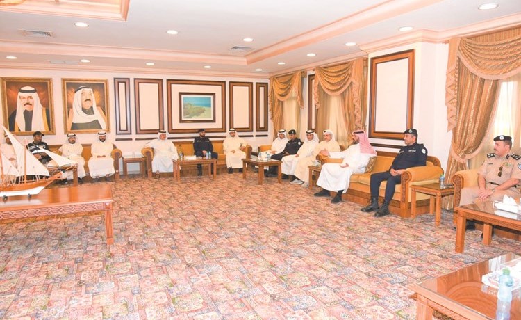 جانب من اجتماع محافظ العاصمة بالمكرمين من البلدية ورجال الأمن﻿