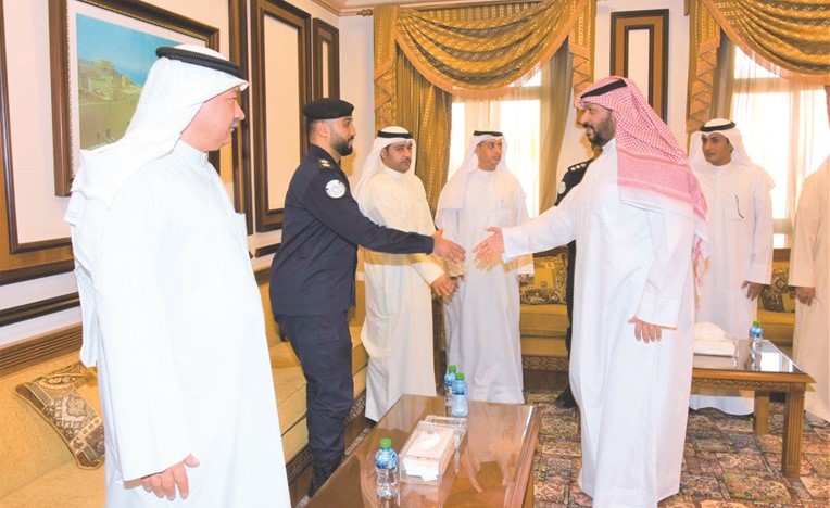الشيخ طلال الخالد مصافحا الحضور﻿