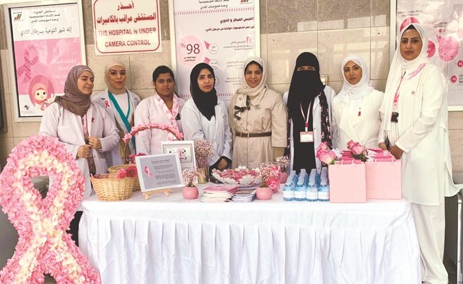  لقطة جماعية خلال الحملة للعاملين في قسم الاشعة في مستشفى الجهراء﻿