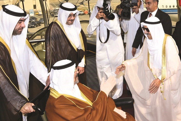 صاحب السمو الأمير الشيخ صباح الأحمد مصافحا سمو الشيخ سالم العلي ﻿