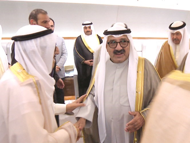 صاحب السمو الأمير الشيخ صباح الأحمد مصافحا الشيخ ناصر صباح الأحمد﻿