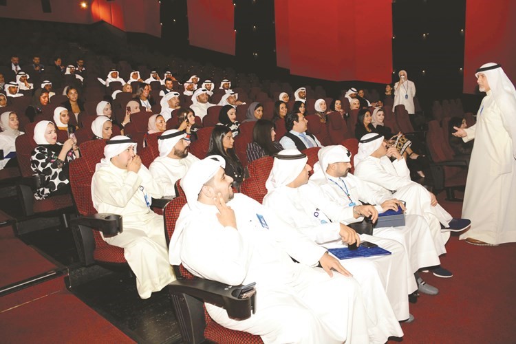 ناصر القيسي مشيدا بجهود موظفي البنك﻿