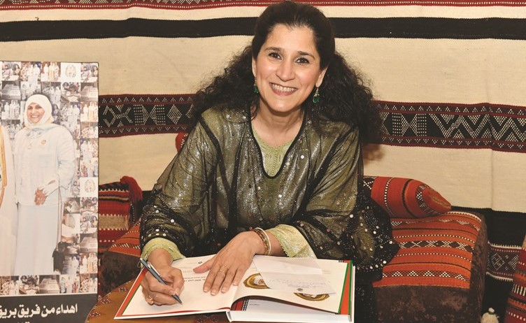 ﻿الشيخة انتصار سالم العلي خلال توقيع كتابها -(متين غوزال)﻿