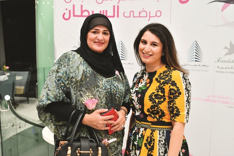 الشيخة هيا على سالم الصباح والزميلة حنان عبدالمعبود﻿