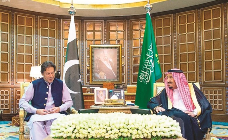 خادم الحرمين الشريفين الملك سلمان بن عبدالعزيز ورئيس الوزراء الباكستاني عمران خان خلال مباحثاتهما الرسمية أول من أمس 	(واس) ﻿
