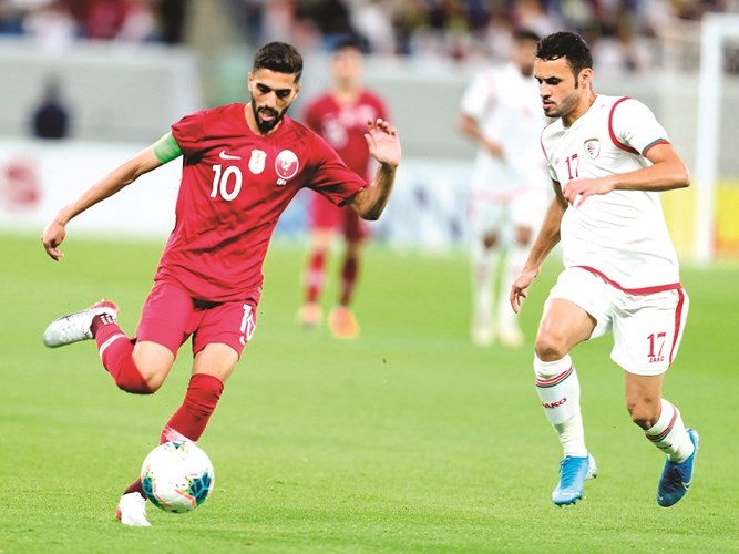 قائد قطر حسن الهيدوس يمر من المدافع العماني﻿