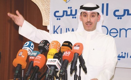 صالح الملا مخاطبا الحضور ﻿