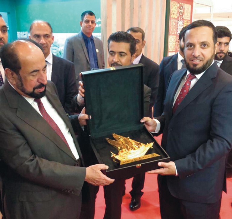 تكريم الشيخ سلطان القاسمي في جناح الكويت بالمعرض﻿