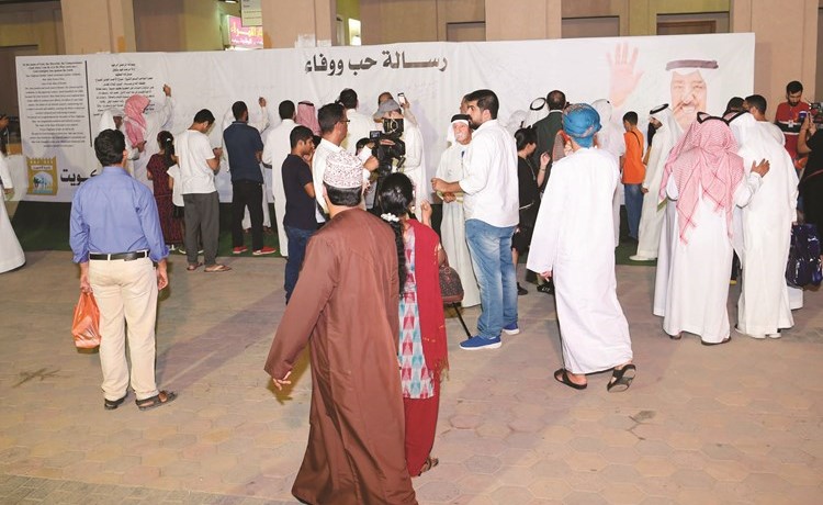 ﻿مواطنون ووافدون بادروا إلى كتابة رسائل حب وعرفان وولاء إلى صاحب السمو خلال احتفال نورت الكويت الذي نظمته البلدية﻿