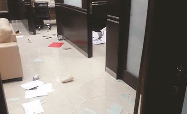 المكتب وقد تعرض لتلفيات بالغة﻿