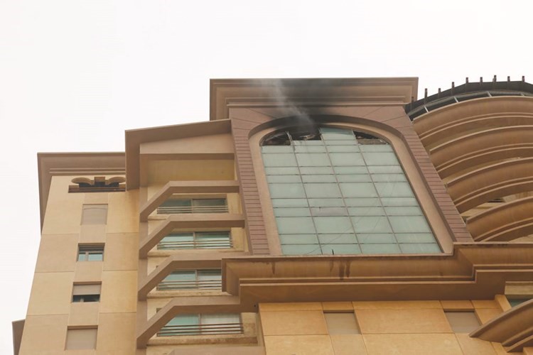 آثار الحريق تبدو واضحة في الطابق الأخير﻿