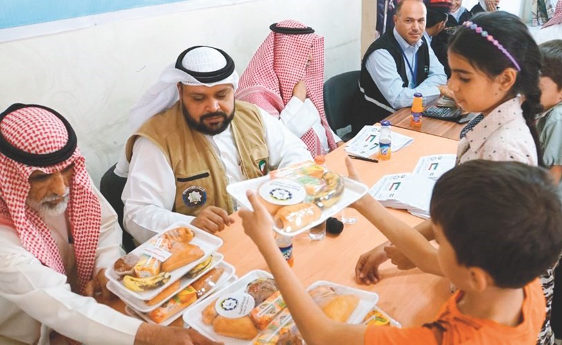 1 م.ثامر السحيب لدى توزيع الكفالات ووجبات الإفطار على الأيتام﻿