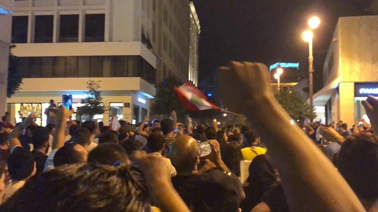 مظاهرات كبيرة في لبنان احتجاجا على الأوضاع المعيشية وتفشي الفساد
