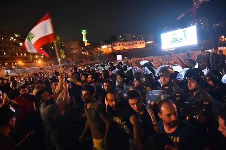 مظاهرات كبيرة في لبنان احتجاجا على الأوضاع المعيشية وتفشي الفساد