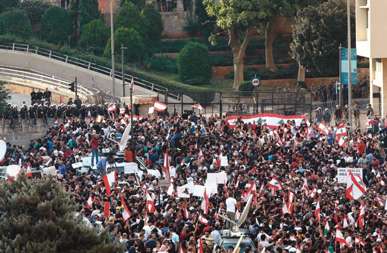  قوات الأمن اللبنانية تسد طريقا بينما يحتشد المحتجون في وسط بيروت
