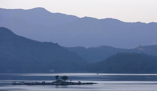سياحة ويوغا واسترخاء.. شاهد أجمل البحيرات في العالم